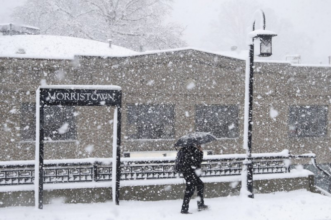 В США снежный шторм обесточил десятки тысяч домов, более миллиона жителей остались без света. 