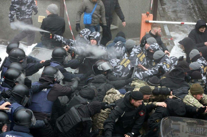 В палаточном городке под Верховной Радой в Киеве произошли столкновения правоохранителей с митингующими. 