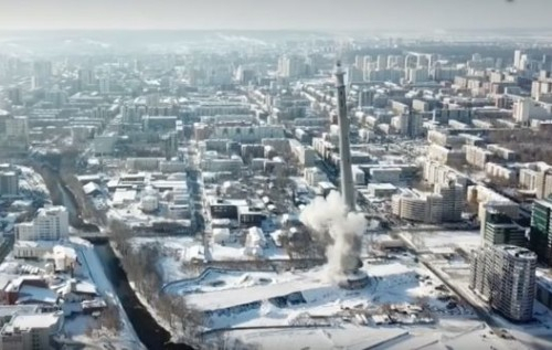 В центре российского Екатеринбурга снесли самое высокое здание в городе - недостроенную 230-метровую телебашню, строительство которой остановили в начале 1990-х. 