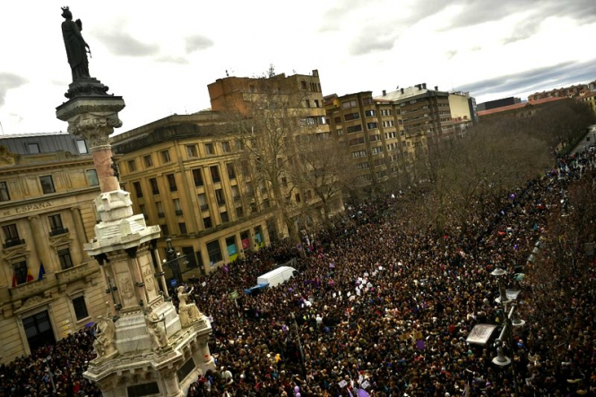 Более пяти миллионов испанцев и испанок вышли на улицы городов и поселений страны с требованием равных прав для мужчин и женщин. 