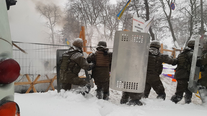 Журналист Богдан Кутепов обнародовал видеофрагмент попыток, которые оказывали сотрудники полиции, чтобы помешать ему съемку событий под Верховной Радой 3 марта. 