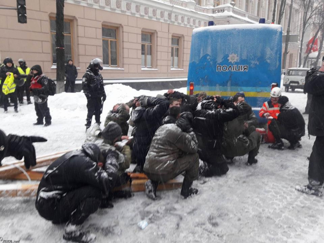 Во время столкновений в палаточном городке возле здания Верховной Рады в центре Киева задержали 112 человек. 