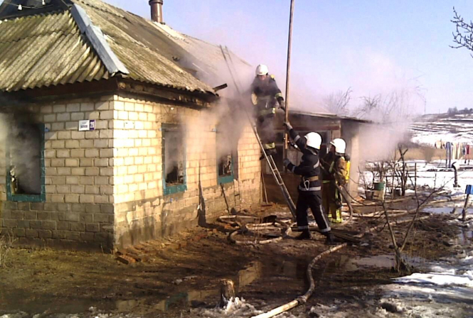 Трое малолетних детей погибли в огне в субботу, 10 марта, в селе Верблюжка Кировоградской области. Мать оставила их одних дома. 