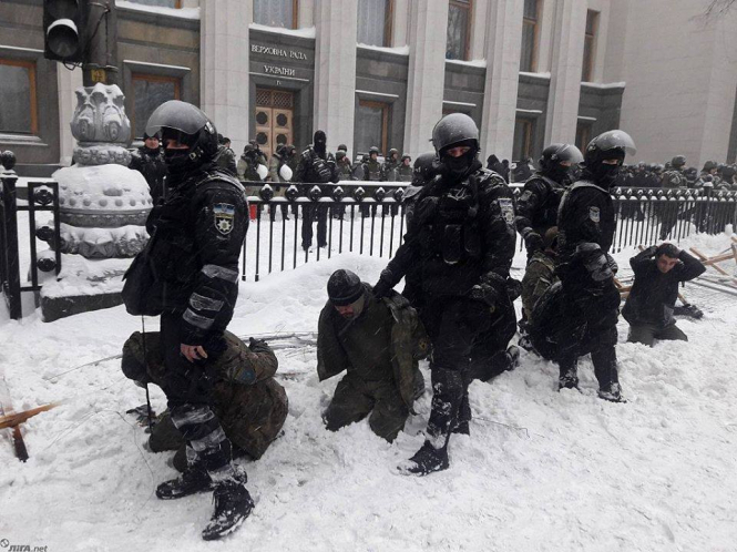 Задержанных утром участников акций протеста возле Верховной Рады Украины отпускают из Печерского районного управления полиции Киева. 