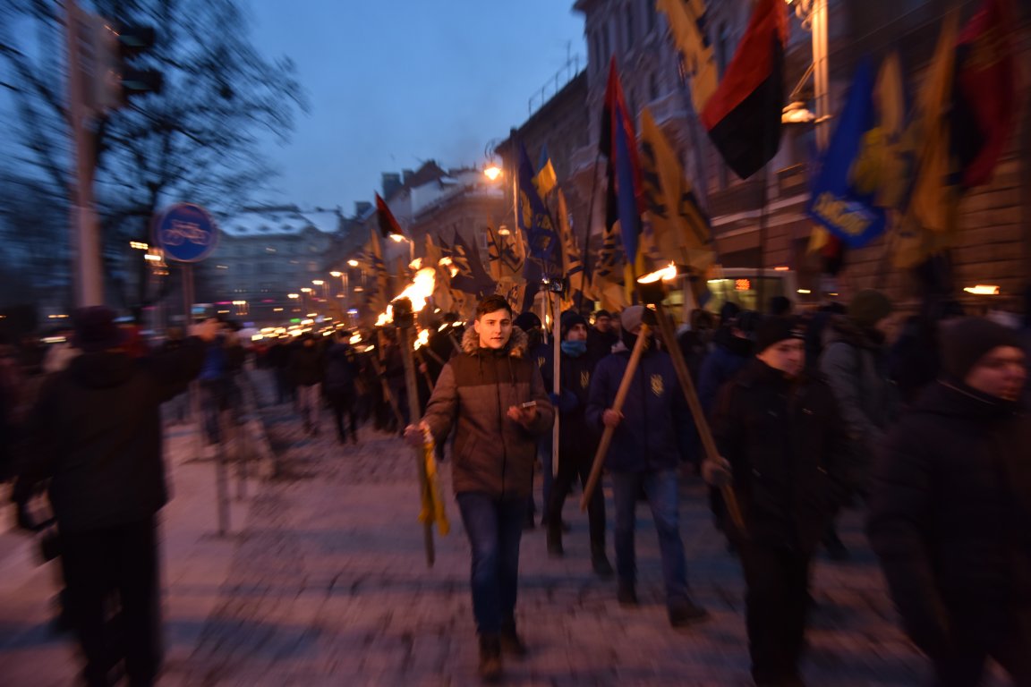 В воскресенье, 4 марта, по центральным улицам Львова прошло факельное шествие активистов праворадикальных организаций, приуроченная ко дню гибели главнокомандующего УПА Романа Шухевича 5 марта 1950. 