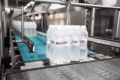 Во время тестирования воды оказалось, что продукция ведущих мировых брендов воды в бутылках, загрязнена крошечными пластиковыми частями. 