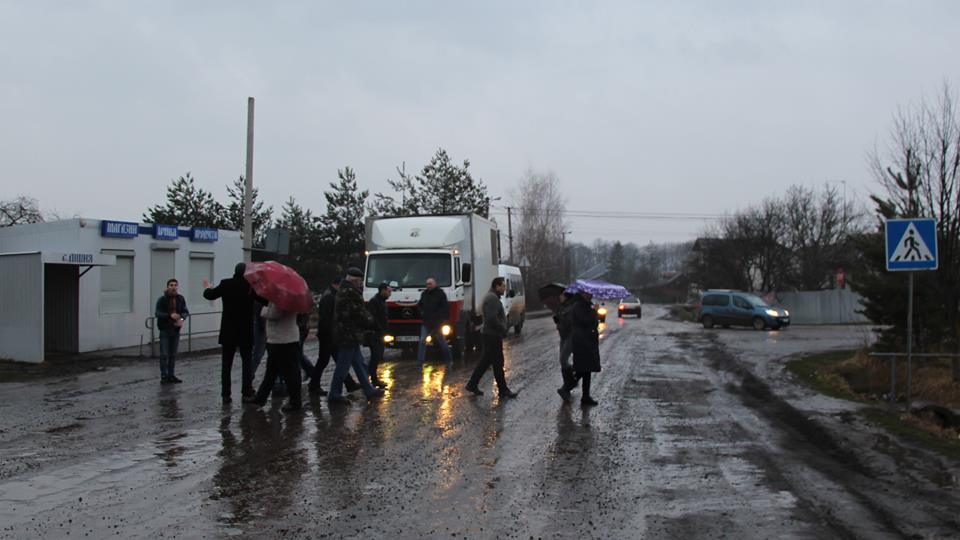 Община села Броница продолжает блокировать дорогу к Дрогобычского городского свалки. С Дрогобыча уже почти два месяца не вывозят мусор. 