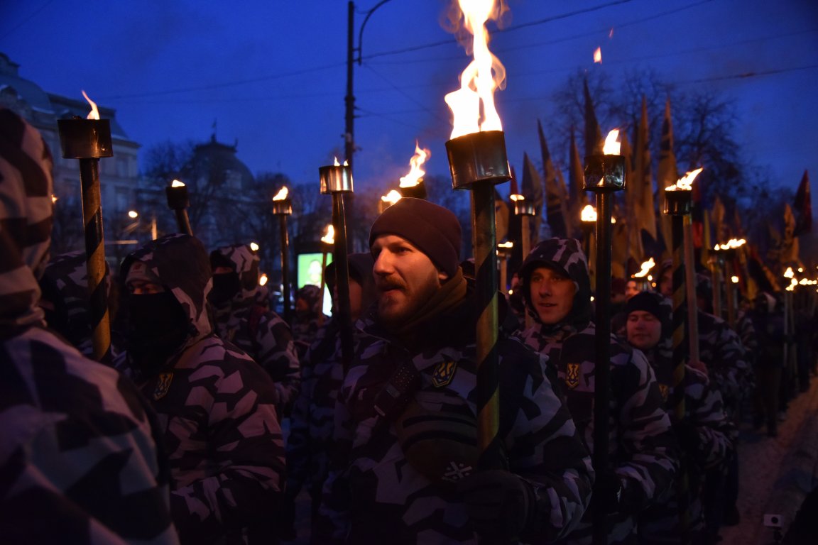 В воскресенье, 4 марта, по центральным улицам Львова прошло факельное шествие активистов праворадикальных организаций, приуроченная ко дню гибели главнокомандующего УПА Романа Шухевича 5 марта 1950. 