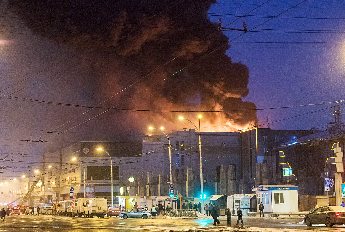 Количество погибших при пожаре в торговом центре "Зимняя вишня" в Кемерово (РФ) возросло до пяти. 