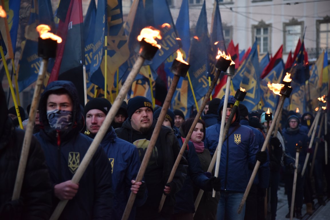 В воскресенье, 4 марта, по центральным улицам Львова прошло факельное шествие активистов праворадикальных организаций, приуроченная ко дню гибели главнокомандующего УПА Романа Шухевича 5 марта 1950. 