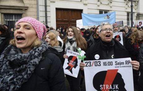 Тысячи людей присоединились к женской акции протеста в Варшаве и других польских городах в пятницу, протестуя против попытки консервативного правительства ввести новые ограничения в отношении абортов. 