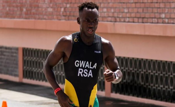 На южноафриканского триатлониста Мхленги Гвала во время тренировки напали трое мужчин и пытались отрезать ему ноги бензопилой. 