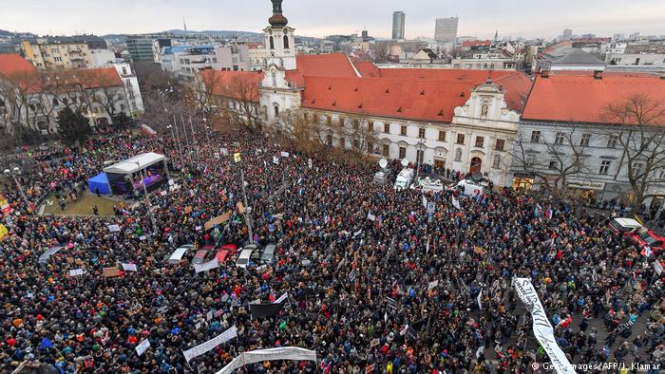 В пятницу, 9 марта, десятки тысяч словаков вышли на антиправительственные демонстрации в Братиславе и других городах страны. 