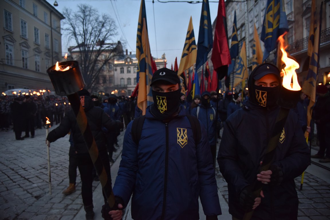 В воскресенье, 4 марта, по центральным улицам Львова прошло факельное шествие активистов праворадикальных организаций, приуроченная ко дню гибели главнокомандующего УПА Романа Шухевича 5 марта 1950. 