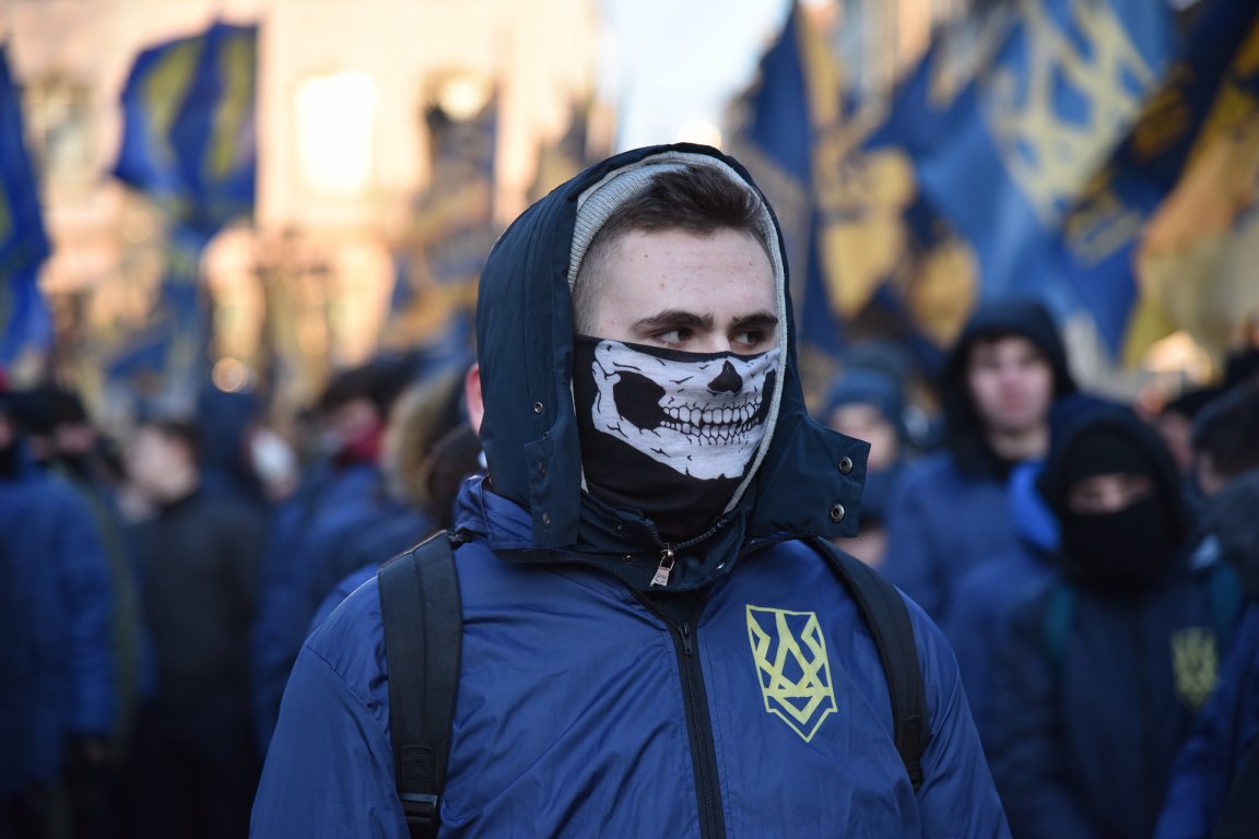 В воскресенье, 4 марта, по центральным улицам Львова прошло факельное шествие активистов праворадикальных организаций, приуроченная ко дню гибели главнокомандующего УПА Романа Шухевича 5 марта 1950. 