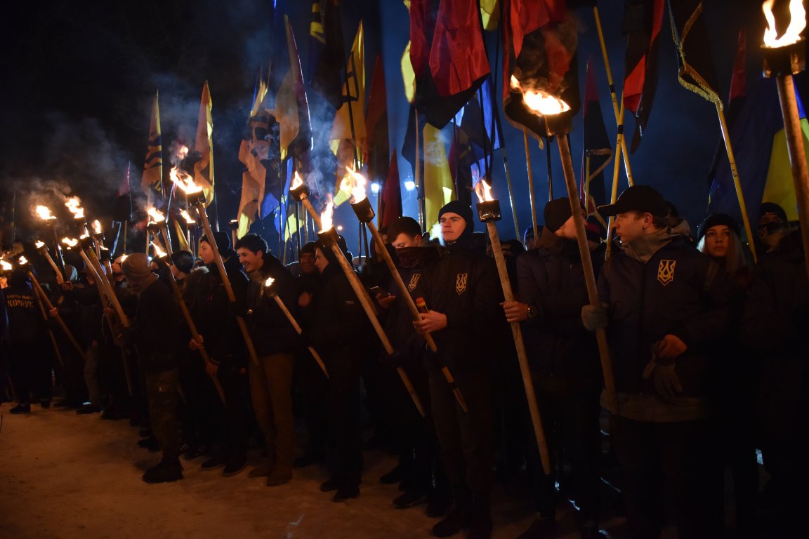 В воскресенье, 4 марта, по центральным улицам Львова прошло факельное шествие активистов праворадикальных организаций, приуроченная ко дню гибели главнокомандующего УПА Романа Шухевича 5 марта 1950. 