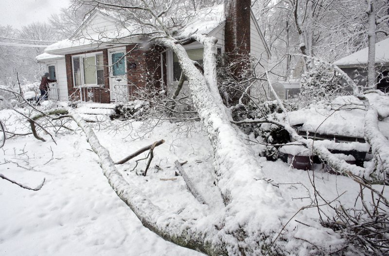 В США снежный шторм обесточил десятки тысяч домов, более миллиона жителей остались без света. 