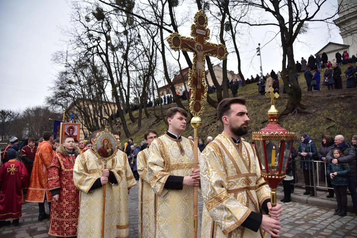 В Хрестопоклинну воскресенье, 11 марта, во Львове состоялась традиционная общегородская молитвенная крестный ход, символизирующий Крестный путь, который Иисус Христос прошел на Голгофу. 