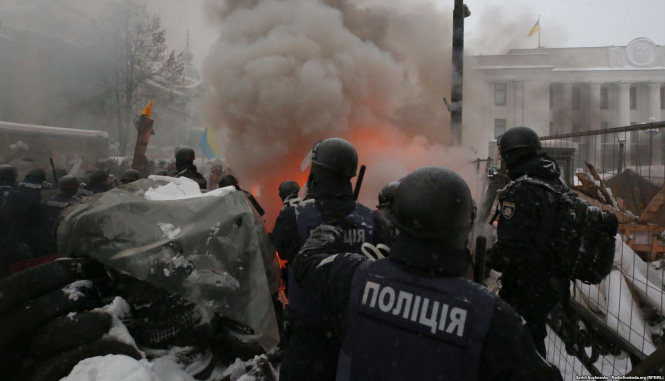 По меньшей мере трое украинских журналистов пострадали под Верховной Радой сегодня, 3 марта. 