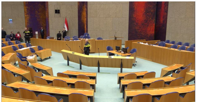 В Гааге, в зале парламента Нидерландов человек пытался совершить самоубийство. 