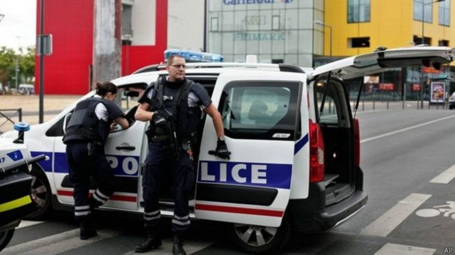 В результате захвата заложников в супермаркете французского города Треб погибли три человека и еще 16 получили ранения. 
