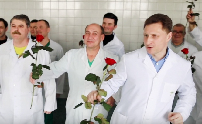 Медики Черниговского областного онкологического диспансера поздравили своих напарниц с Международным женским днем ​​песней и танцами. 