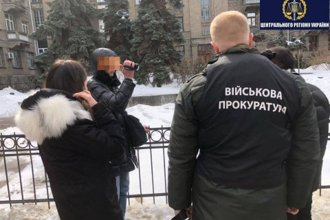 В пятницу, 23 марта, в Киеве во время получения 1 тыс. долларов взятки задержан один из бывших руководителей Главного управления имущества и ресурсов Министерства обороны. 