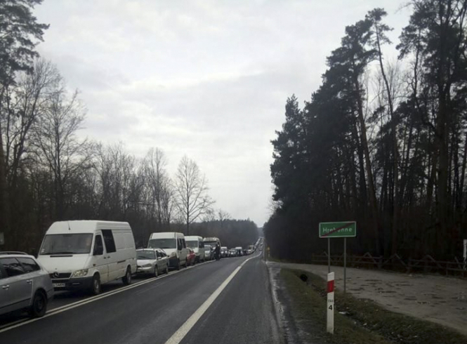 На Украине-польской границе в пунктах пропуска на въезд в Украину в связи с приближением пасхальных праздников образовались многокилометровые автомобильные очереди. 