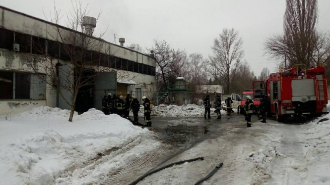 В Киеве из-за пожара в ангаре сгорели четыре автобуса, еще 30 единиц транспорта удалось спасти. 