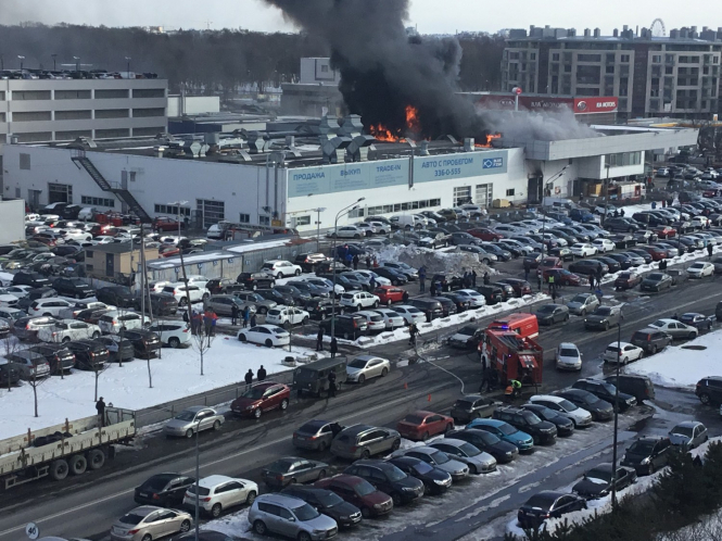 На севере Петербурга (Россия) произошло возгорание в здании дилерского центра Рольф Лахта Hyundai. 