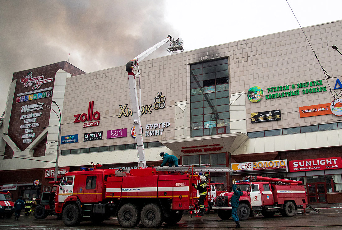 Количество погибших при пожаре в торговом центре "Зимняя вишня" в Кемерово (РФ) возросло до пяти. 