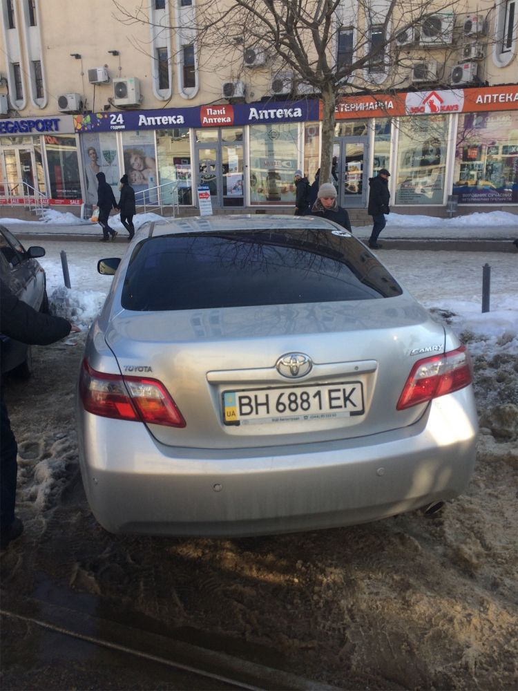 В Одессе пассажиры трамвая собственноручно перенесли автомобиль, водитель оставил на трамвайных рельсах. 