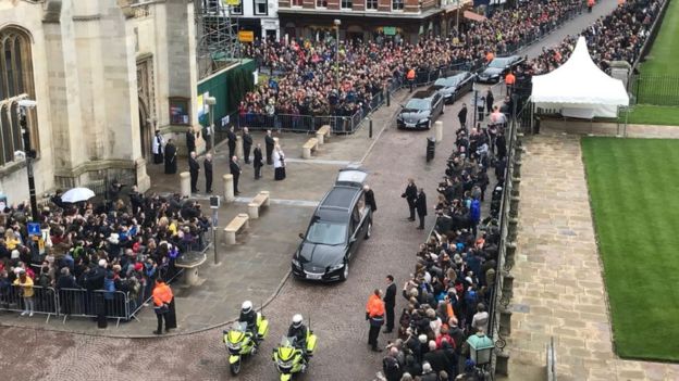В английском Кембридже провели церемонию прощания с ученым, физиком-теоретиком Стивеном Хокингом, который умер 14 марта. 