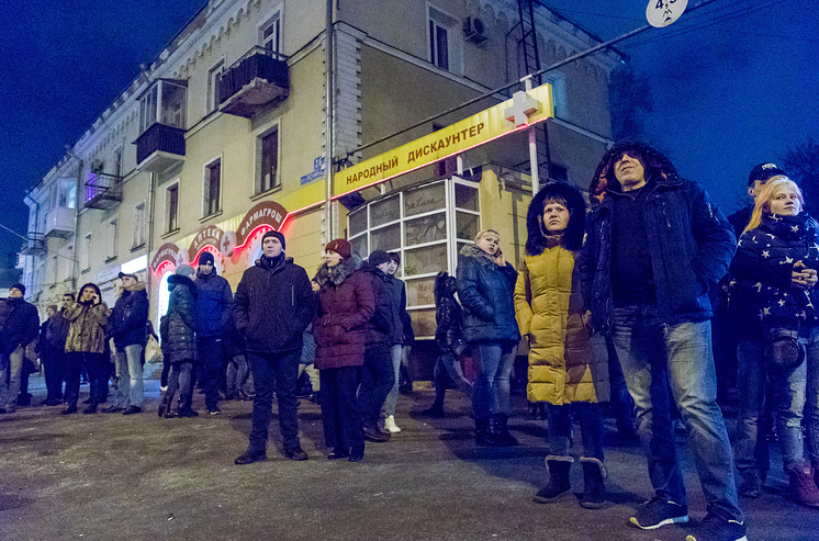 Спасатели обнаружили тела 37 погибших в торговом центре "Зимняя вишня" в российском городе Кемерово. 