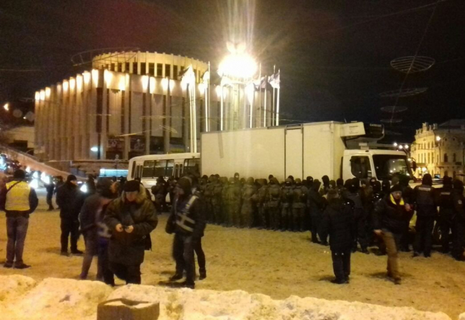 Полиция задержала активистов "Движения новых сил", которые хотели установить сцену на Майдане независимости для марша, запланированного на воскресенье, 18 марта. 