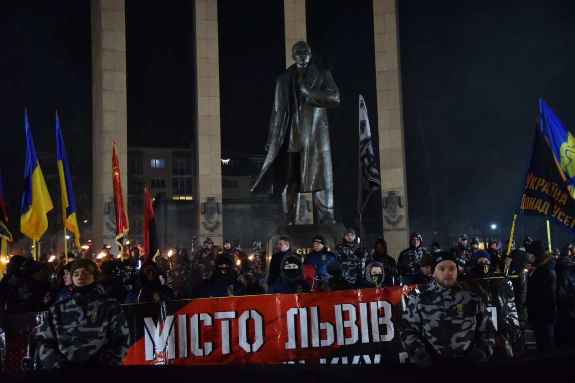 В воскресенье, 4 марта, по центральным улицам Львова прошло факельное шествие активистов праворадикальных организаций, приуроченная ко дню гибели главнокомандующего УПА Романа Шухевича 5 марта 1950. 