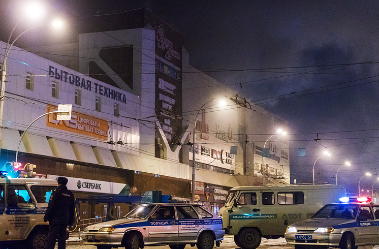 Спасатели обнаружили тела 37 погибших в торговом центре "Зимняя вишня" в российском городе Кемерово. 