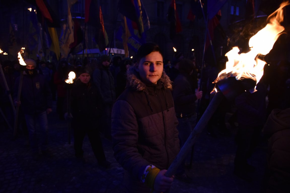 В воскресенье, 4 марта, по центральным улицам Львова прошло факельное шествие активистов праворадикальных организаций, приуроченная ко дню гибели главнокомандующего УПА Романа Шухевича 5 марта 1950. 