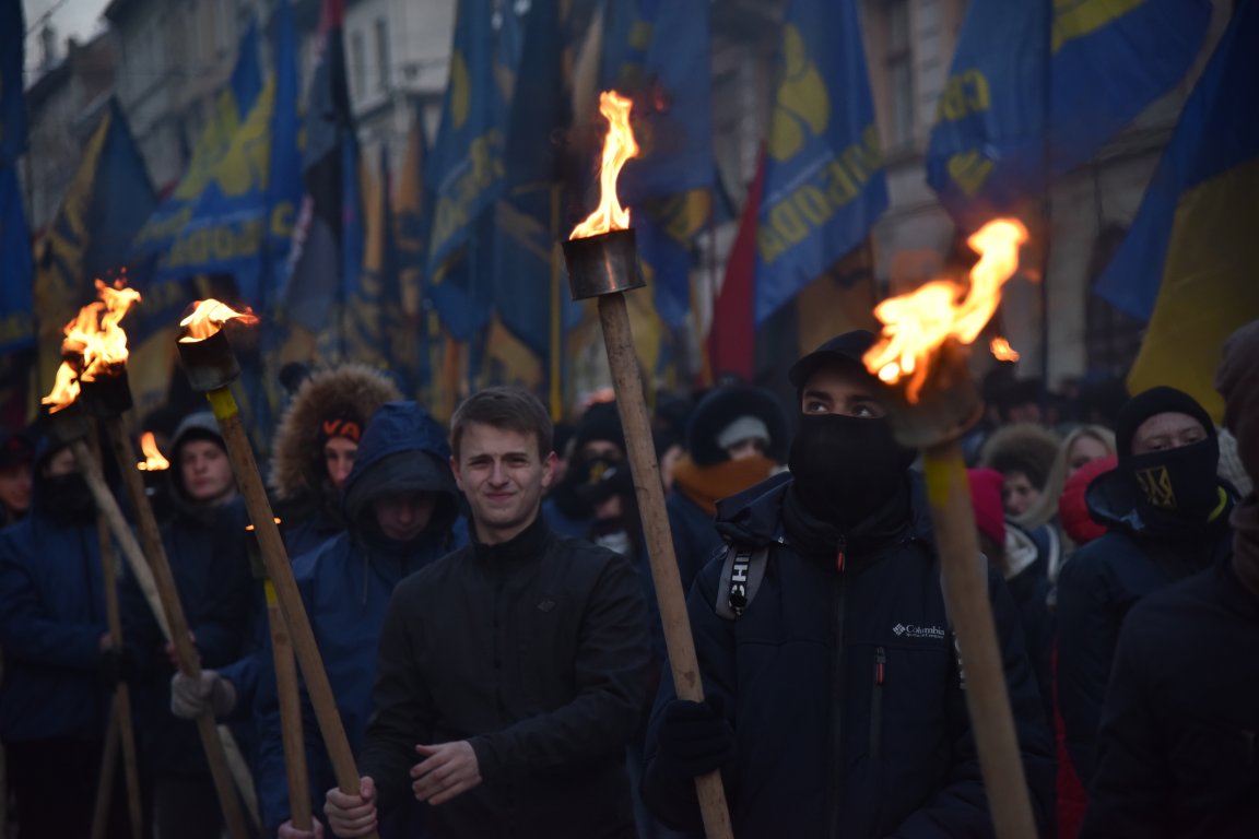 В воскресенье, 4 марта, по центральным улицам Львова прошло факельное шествие активистов праворадикальных организаций, приуроченная ко дню гибели главнокомандующего УПА Романа Шухевича 5 марта 1950. 