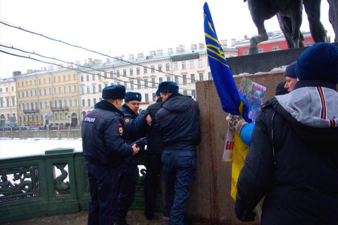 В Санкт-Петербурге напали на одного из участников пикета в поддержку политзаключенного Кремля, оппозиционного режиму Путина активиста Дениса Бахолдина. В руках у пикетчиков был флаг Украины. 