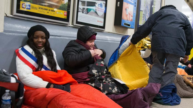 Около 50 региональных депутатов переночевали в Аустерлицком вокзале в Париже при температуре ниже нуля в знак солидарности с бездомными. 