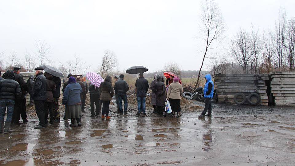 Община села Броница продолжает блокировать дорогу к Дрогобычского городского свалки. С Дрогобыча уже почти два месяца не вывозят мусор. 