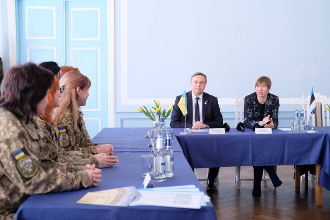 Президент Эстонии Керсти Кальюлайд в своей резиденции в Таллинне приняла украинских женщин-военнослужащих, прибывших на реабилитацию в центр Минобороны Эстонии "Деревне". 