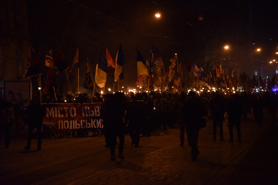 В воскресенье, 4 марта, по центральным улицам Львова прошло факельное шествие активистов праворадикальных организаций, приуроченная ко дню гибели главнокомандующего УПА Романа Шухевича 5 марта 1950. 