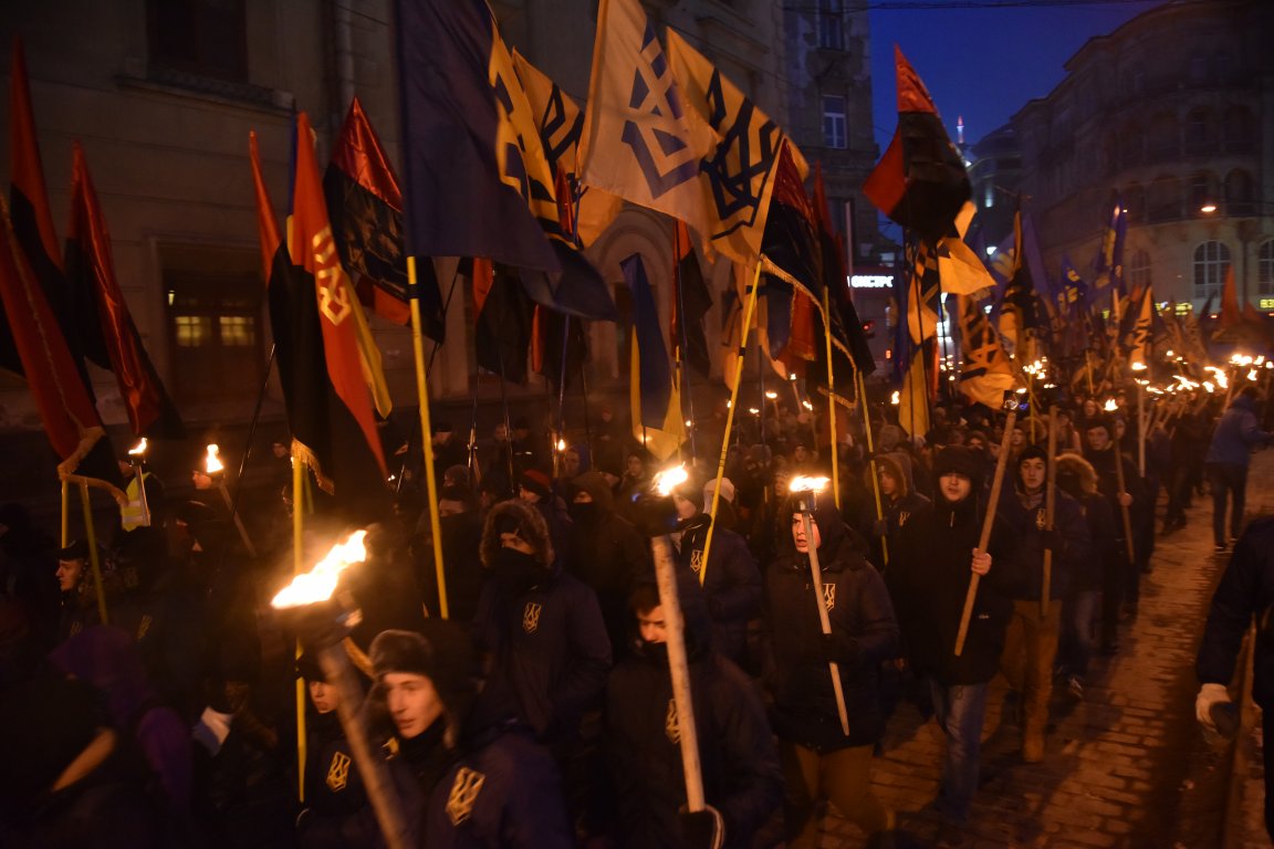 В воскресенье, 4 марта, по центральным улицам Львова прошло факельное шествие активистов праворадикальных организаций, приуроченная ко дню гибели главнокомандующего УПА Романа Шухевича 5 марта 1950. 