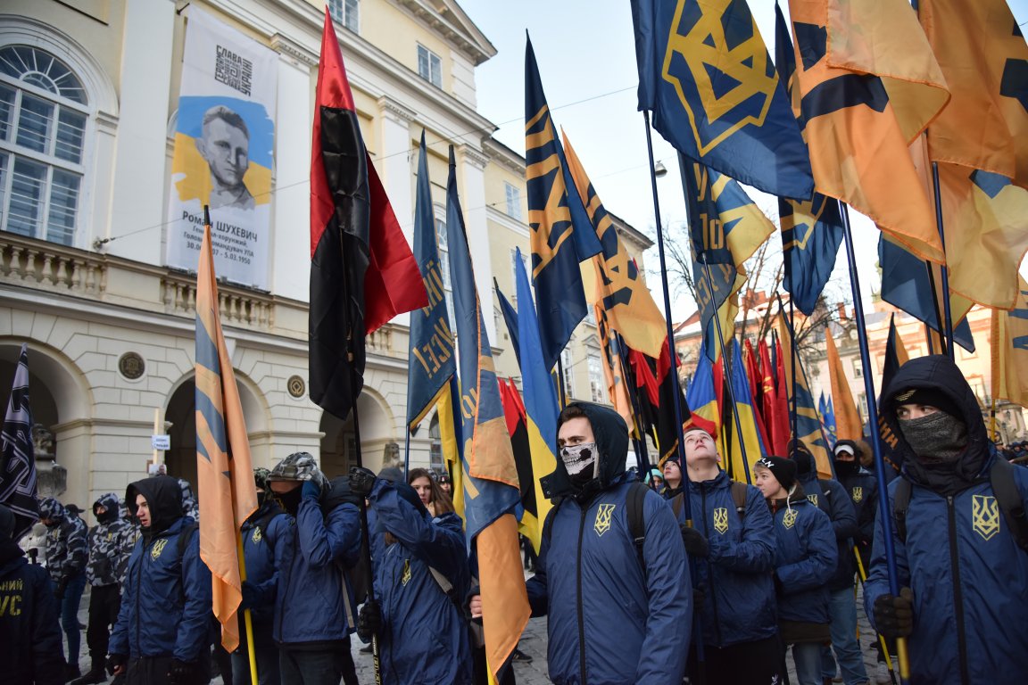 В воскресенье, 4 марта, по центральным улицам Львова прошло факельное шествие активистов праворадикальных организаций, приуроченная ко дню гибели главнокомандующего УПА Романа Шухевича 5 марта 1950. 