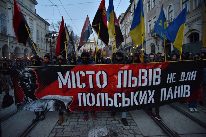 В воскресенье, 4 марта, по центральным улицам Львова прошло факельное шествие активистов праворадикальных организаций, приуроченная ко дню гибели главнокомандующего УПА Романа Шухевича 5 марта 1950. 