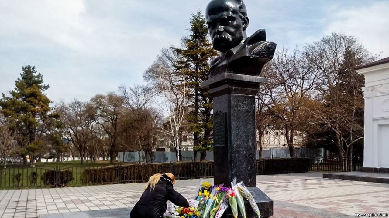 В аннексированном Крыму в 204-ю годовщину рождения украинского писателя и художника Тараса Шевченко состоялось чествование его памяти возложением цветов. 