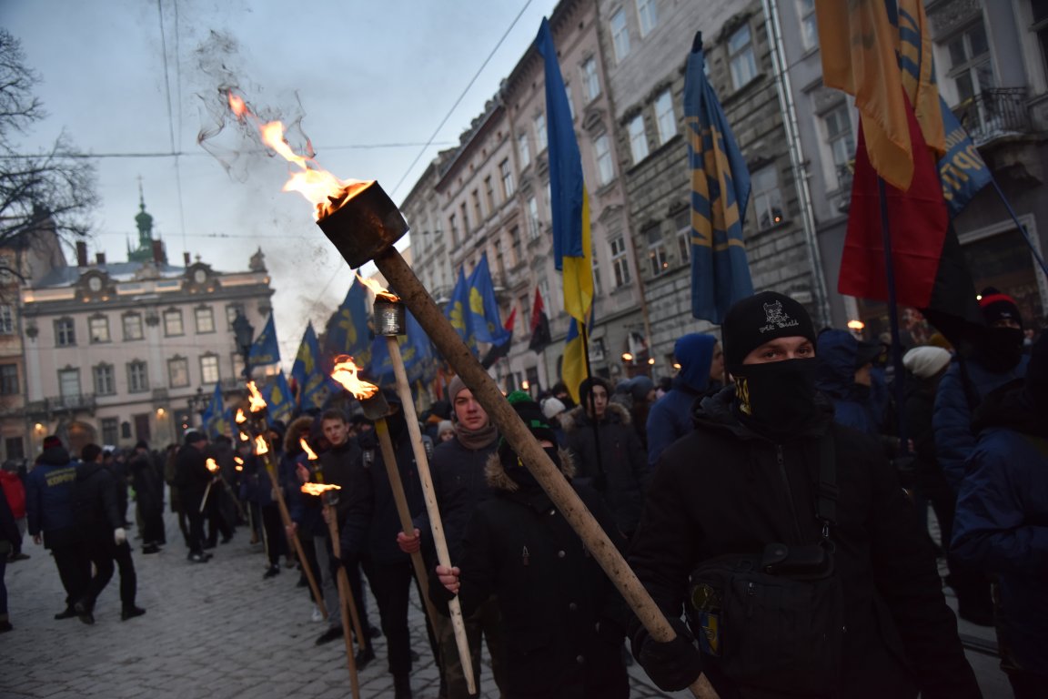 В воскресенье, 4 марта, по центральным улицам Львова прошло факельное шествие активистов праворадикальных организаций, приуроченная ко дню гибели главнокомандующего УПА Романа Шухевича 5 марта 1950. 