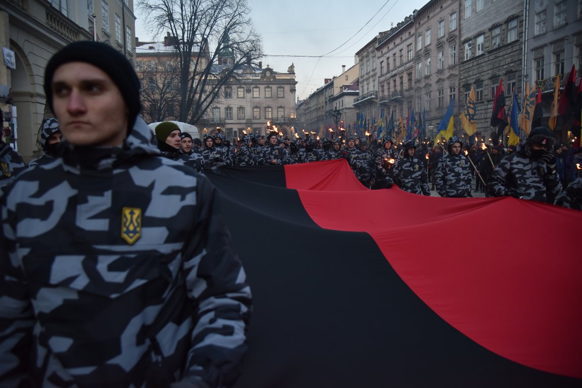 В воскресенье, 4 марта, по центральным улицам Львова прошло факельное шествие активистов праворадикальных организаций, приуроченная ко дню гибели главнокомандующего УПА Романа Шухевича 5 марта 1950. 